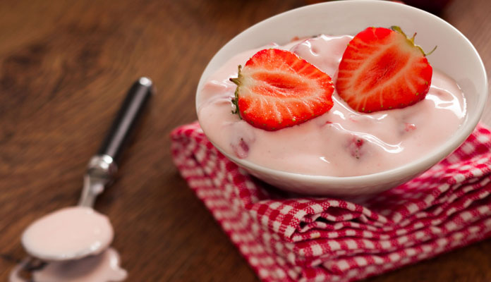 ماسک صورت با ماسک توت فرنگی